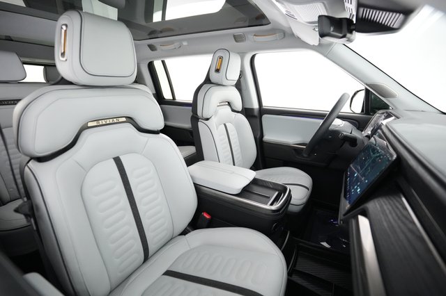 2025 Rivian R1S — photo 19 of 24