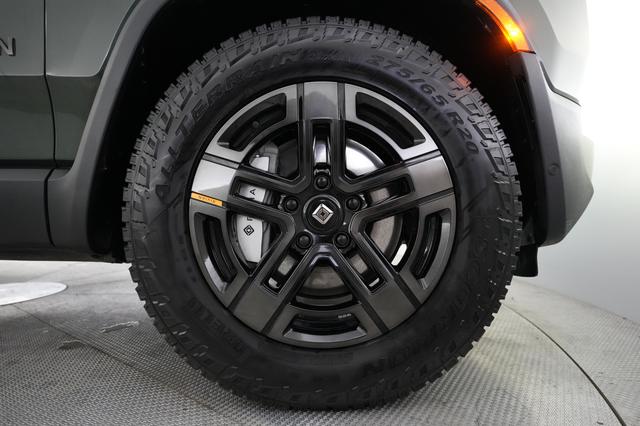 2025 Rivian R1S — photo 7 of 24