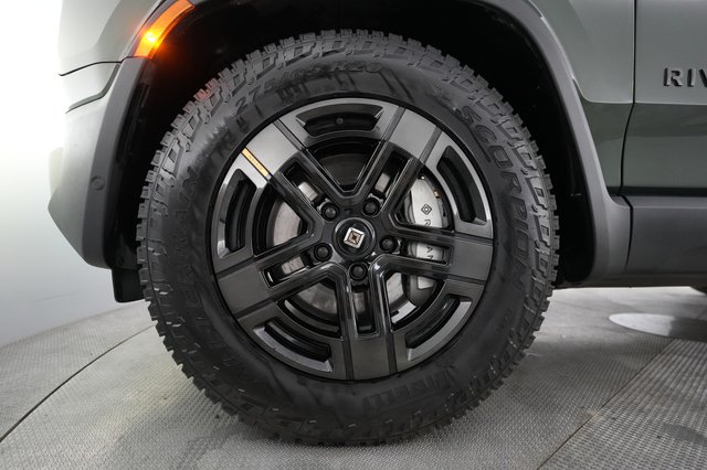 2025 Rivian R1S — photo 16 of 24