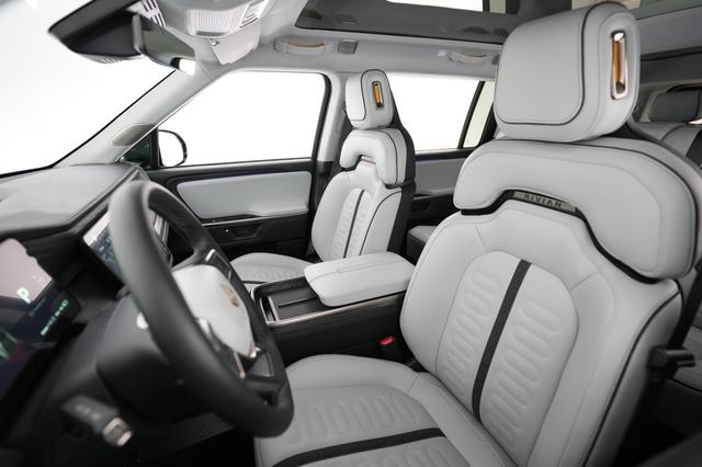 2025 Rivian R1S — photo 3 of 24
