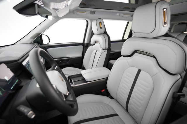 2025 Rivian R1S — photo 3 of 24