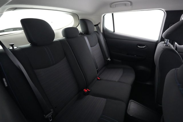 2020 Nissan LEAF — photo 4 of 23