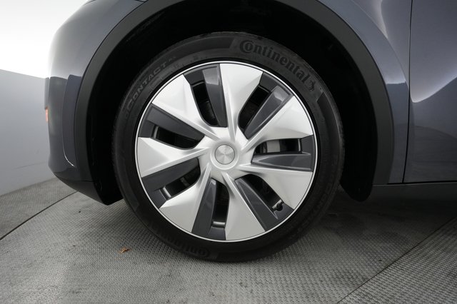 2023 Tesla Model Y — photo 15 of 21