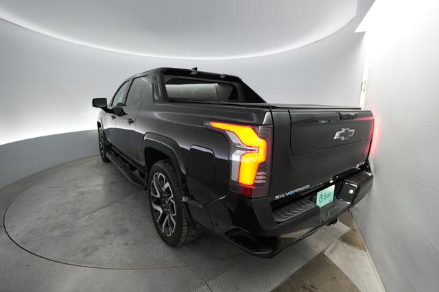 2024 Chevrolet Silverado EV — photo 2 of 18