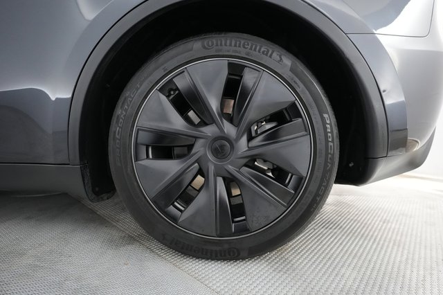 2025 Tesla Model Y — photo 17 of 21