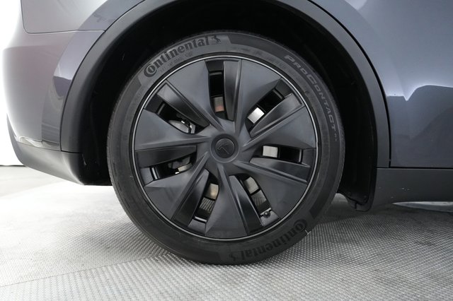 2025 Tesla Model Y — photo 15 of 21