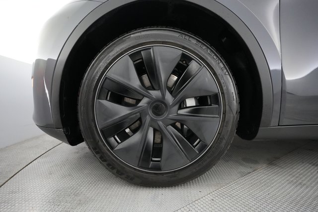 2025 Tesla Model Y — photo 7 of 21