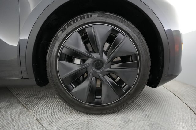 2025 Tesla Model Y — photo 16 of 21
