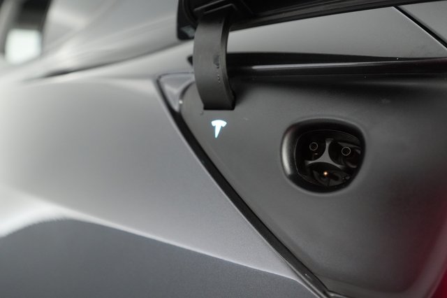 2025 Tesla Model Y — photo 8 of 21