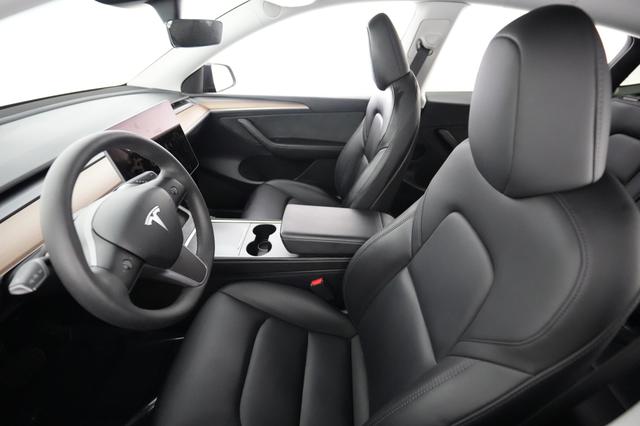 2025 Tesla Model Y — photo 3 of 21