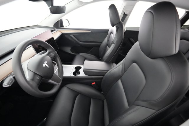 2025 Tesla Model Y — photo 3 of 21
