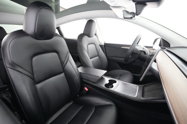 2025 Tesla Model Y — photo 18 of 21