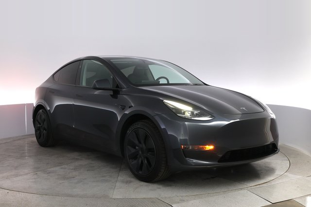 2025 Tesla Model Y — photo 10 of 21