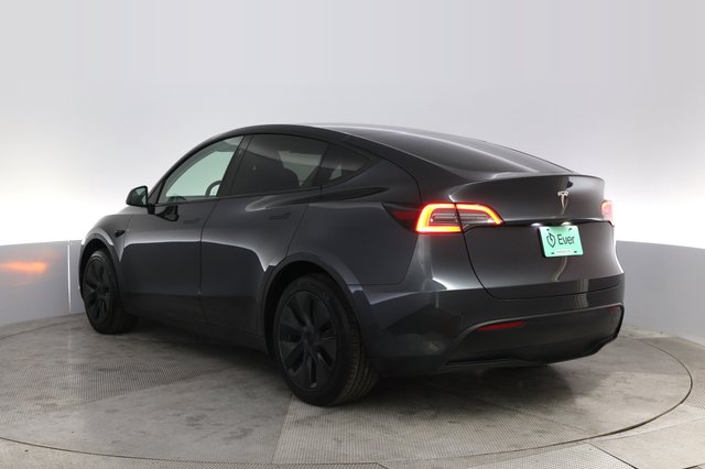 2025 Tesla Model Y — photo 13 of 21