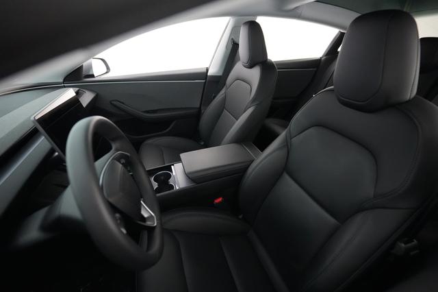 2025 Tesla Model 3 — photo 3 of 21