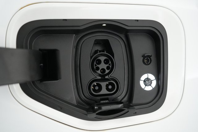 2023 Ford F-150 Lightning — photo 8 of 16