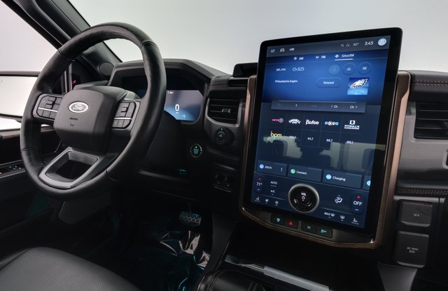 2023 Ford F-150 Lightning — photo 14 of 18