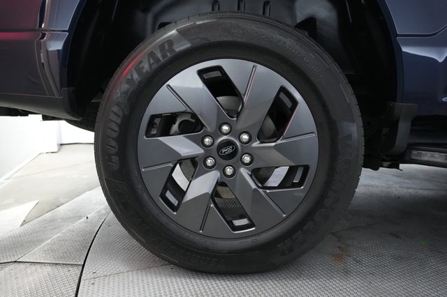 2023 Ford F-150 Lightning — photo 11 of 18