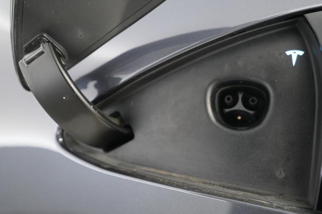 2023 Tesla Model S — photo 8 of 21