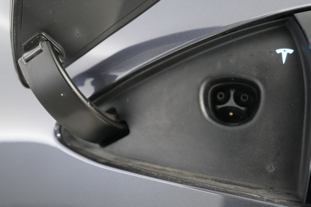 2023 Tesla Model S — photo 8 of 21