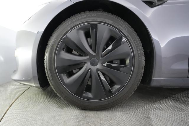 2023 Tesla Model S — photo 7 of 21