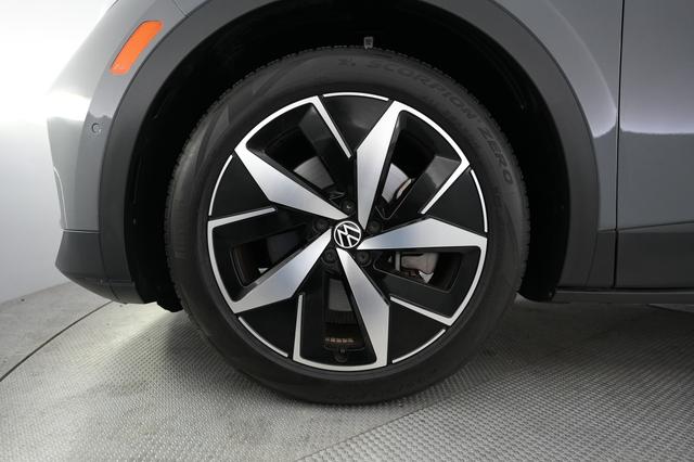 2023 Volkswagen ID.4 — photo 7 of 23