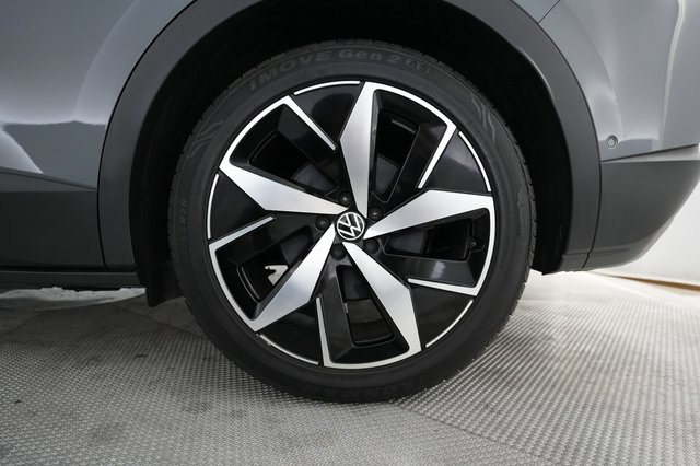 2023 Volkswagen ID.4 — photo 17 of 23