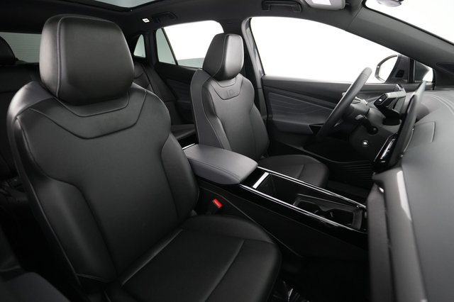 2023 Volkswagen ID.4 — photo 18 of 23