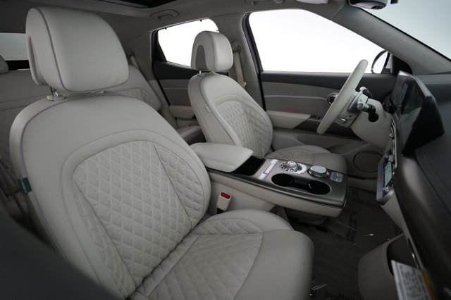 2023 Genesis GV60 — photo 18 of 20