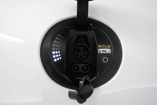 2023 Genesis GV60 — photo 8 of 20