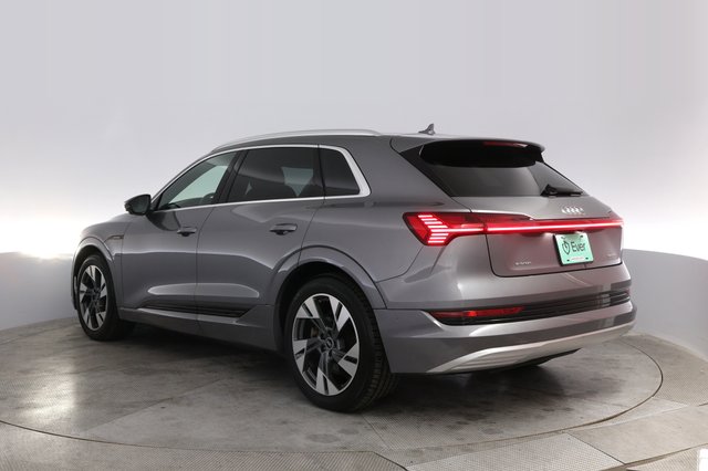 2021 Audi e-tron — photo 13 of 21