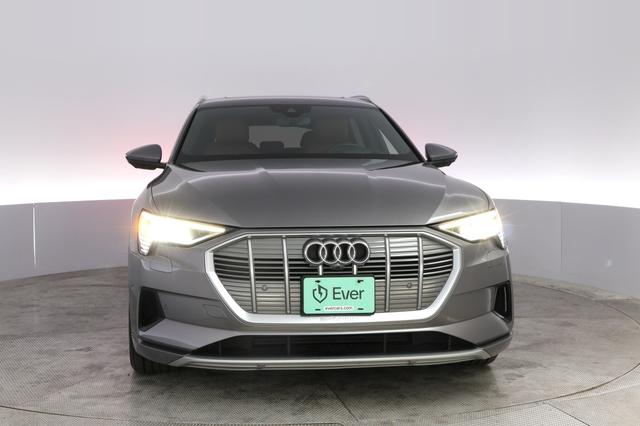 2021 Audi e-tron — photo 9 of 21