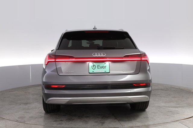 2021 Audi e-tron — photo 12 of 21