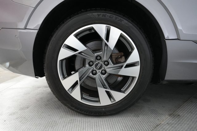 2021 Audi e-tron — photo 7 of 21