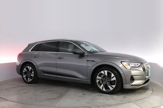 2021 Audi e-tron — photo 11 of 21