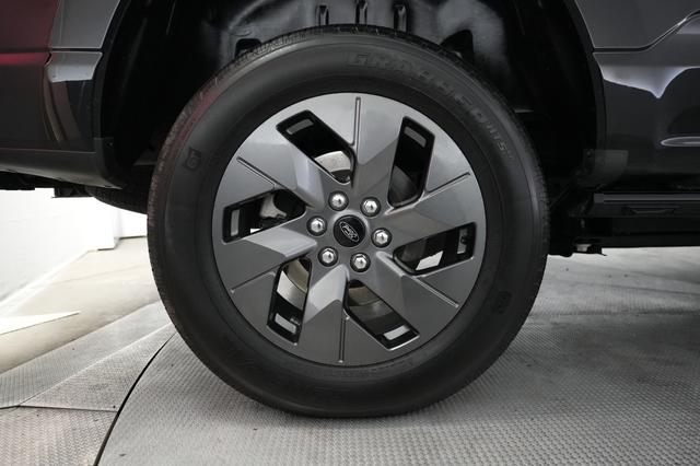2023 Ford F-150 Lightning — photo 9 of 18