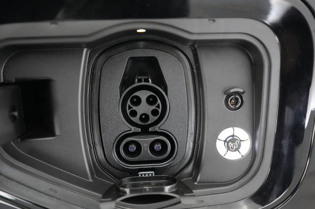 2023 Ford F-150 Lightning — photo 8 of 18