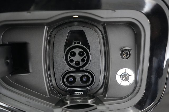 2023 Ford F-150 Lightning — photo 8 of 18