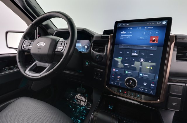 2023 Ford F-150 Lightning — photo 14 of 18