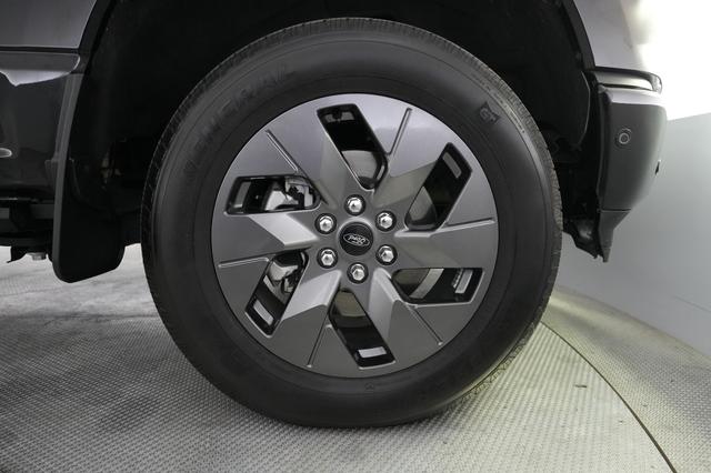 2023 Ford F-150 Lightning — photo 7 of 18