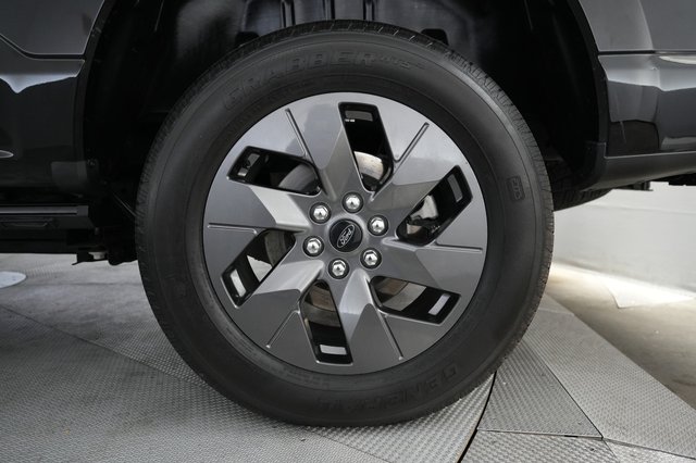2023 Ford F-150 Lightning — photo 10 of 18