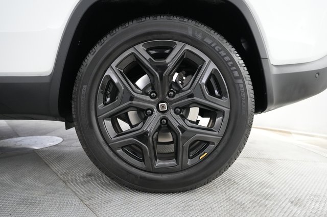 2023 Rivian R1S — photo 17 of 24