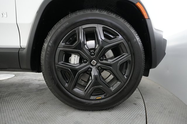 2023 Rivian R1S — photo 16 of 24
