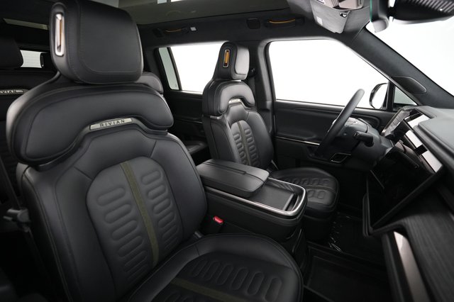 2023 Rivian R1S — photo 18 of 24