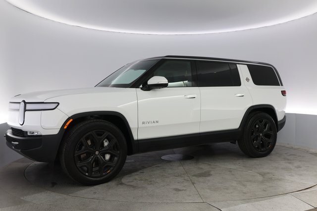 2023 Rivian R1S — photo 14 of 24