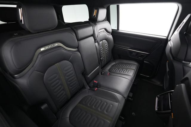 2023 Rivian R1S — photo 4 of 24