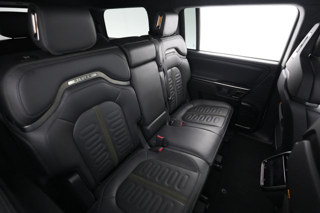 2023 Rivian R1S — photo 4 of 24
