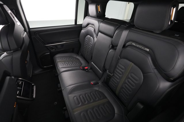 2023 Rivian R1S — photo 19 of 24