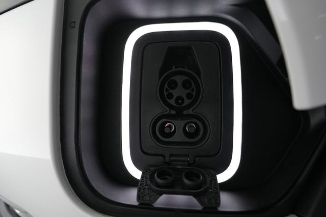 2023 Rivian R1S — photo 8 of 24