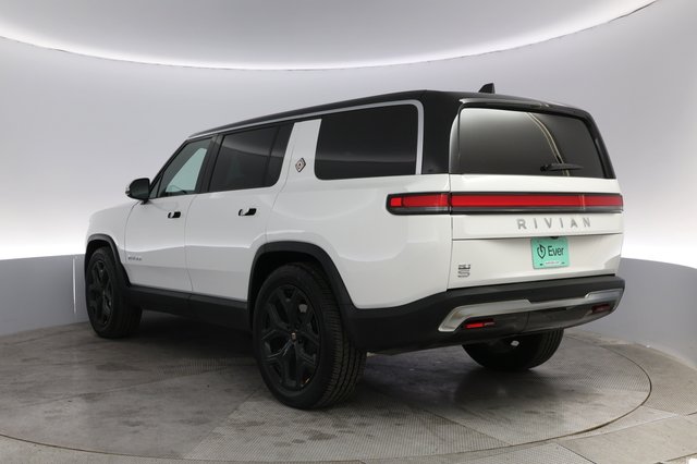 2023 Rivian R1S — photo 13 of 24